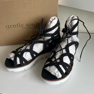 NIB Gentle Souls by Kenneth Cole Larina Platform Gladiator Sandal Black - Size 6